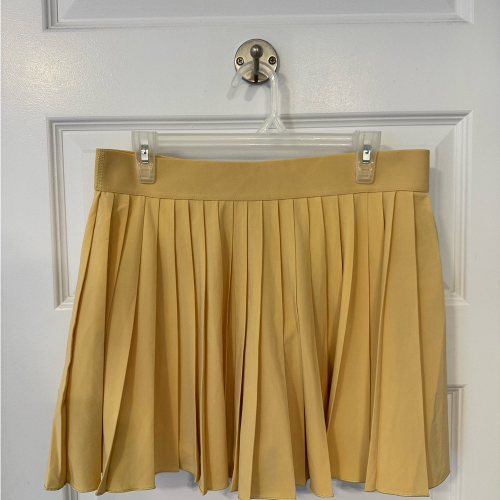 Aritzia TNA pleated skirt in butter yellow